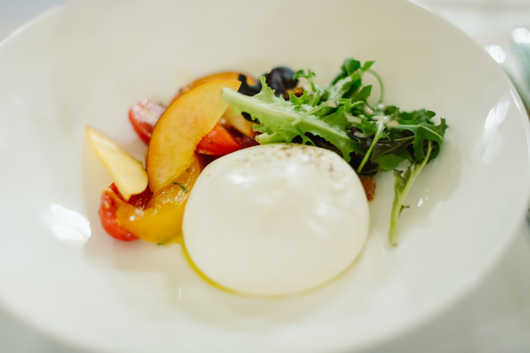 découvrez la burrata, un fromage frais italien crémeux et savoureux, parfait pour sublimer vos plats. apprenez-en plus sur son histoire, ses recettes et comment l'intégrer dans vos repas pour un goût authentique.