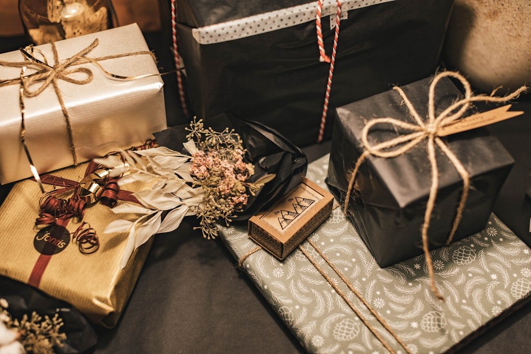 découvrez une sélection de cadeaux uniques et originaux pour toutes les occasions. trouvez le présent parfait qui fera plaisir à vos proches, que ce soit pour un anniversaire, un anniversaire de mariage ou toute autre célébration. inspirez-vous avec nos idées de cadeaux.