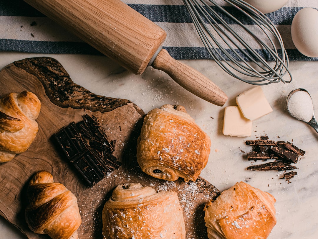 découvrez l'art de faire fondre le chocolat à la perfection. que ce soit pour une recette gourmande ou une délicieuse dégustation, apprenez les techniques pour obtenir une texture onctueuse et savoureuse. transformez vos créations culinaires avec du chocolat fondu irrésistible !