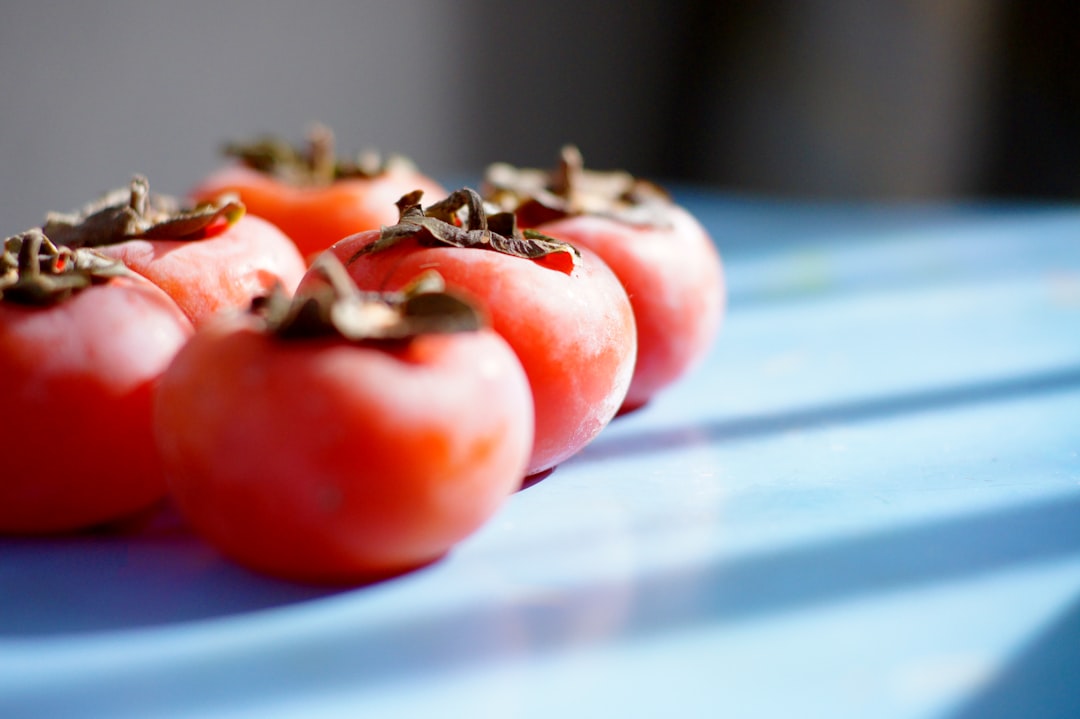 découvrez le kaki, un fruit succulent aux multiples bienfaits nutritionnels. apprenez tout sur sa culture, ses variétés et ses délicieuses recettes pour profiter pleinement de cette gourmandise automnale.