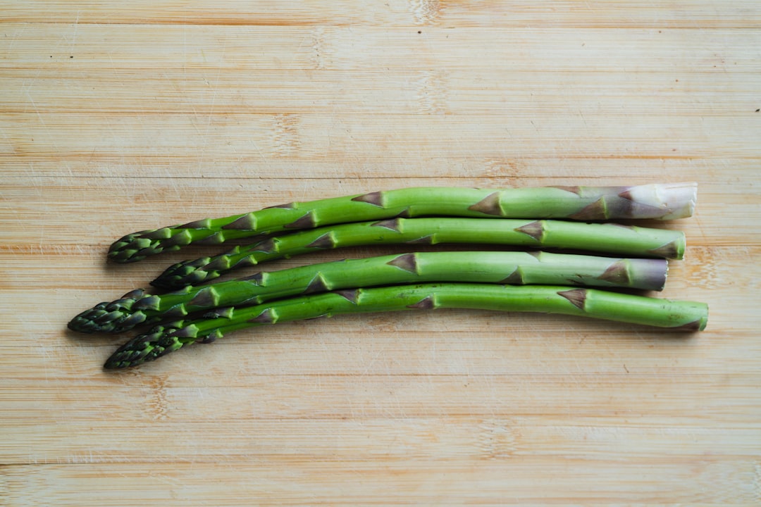 découvrez les bienfaits de l'asperge, ce légume printanier riche en vitamines et minéraux. apprenez à le cuisiner de manière savoureuse et à l'intégrer dans vos plats pour une cuisine saine et gourmande.