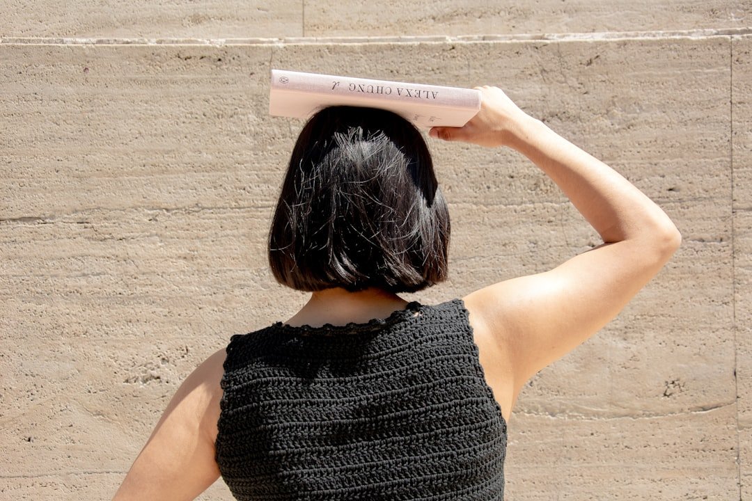 découvrez l'élégance intemporelle du bob haircut, une coupe de cheveux polyvalente qui s'adapte à tous les styles. que vous préfériez un bob classique, un bob asymétrique ou un bob long, apprenez comment cette coiffure peut transformer votre look et mettre en valeur votre personnalité.