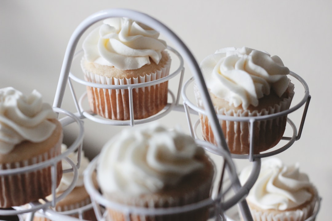 découvrez les secrets du frosting, cette délicieuse crème sucrée qui embellit vos gâteaux et cupcakes. choisissez parmi des recettes variées, des conseils de décoration et des astuces pour réussir un glaçage parfait à chaque fois.