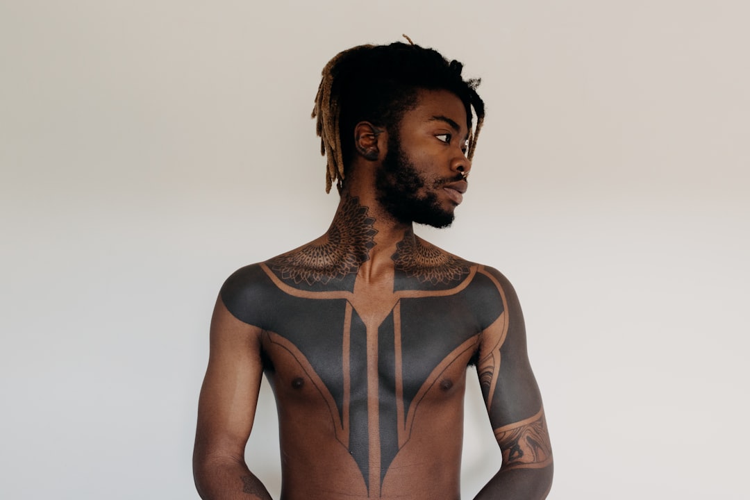 découvrez l'art du tatouage sur le cou : un moyen audacieux et unique d'exprimer votre personnalité. explorez des designs, des idées et des inspirations pour un neck tattoo qui vous ressemble.