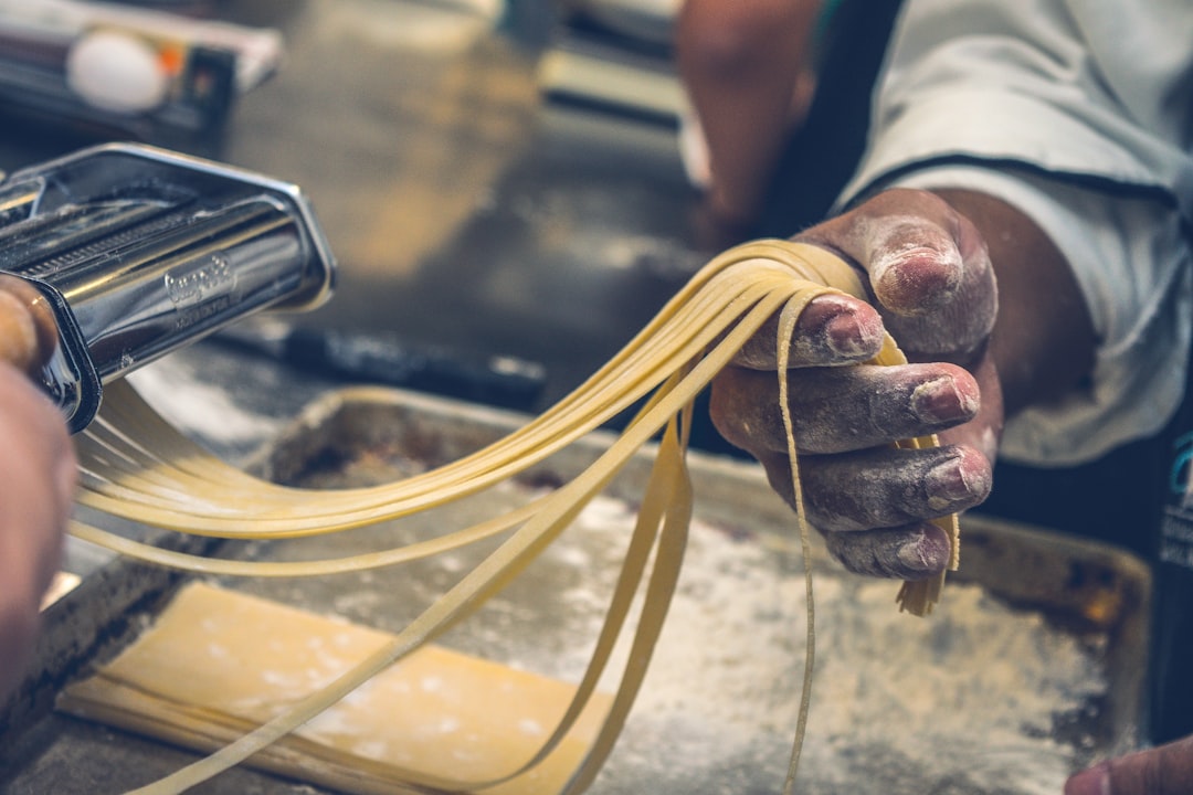 découvrez les différents types de pâtes et leur utilisation en cuisine. apprenez les caractéristiques de chaque variété, de la traditionnelle spaghetti aux originales farfalles, et élevez vos plats de pâtes à un niveau supérieur grâce à nos conseils de préparation et d'accords savoureux.