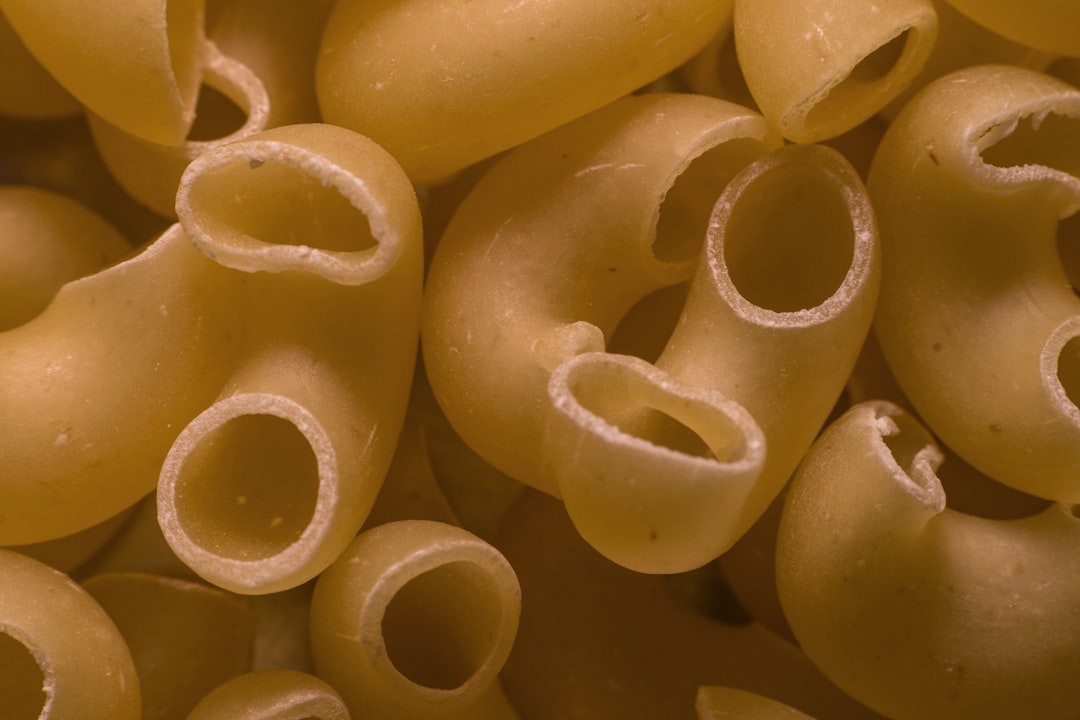 découvrez les différents types de pâtes, de leur origine à leurs usages en cuisine. explorez les variétés classiques comme les spaghetti et les penne, ainsi que des formes moins connues, pour agrémenter vos plats italiens préférés.