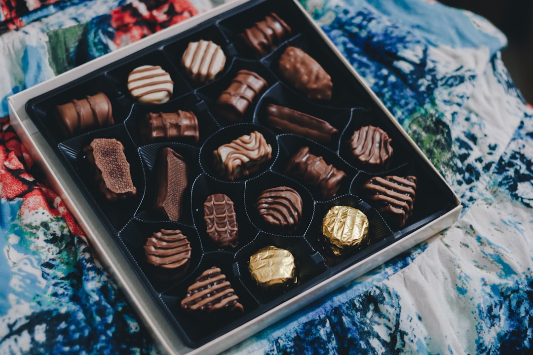 découvrez l'art de la fonte du chocolat : techniques, astuces et recettes pour obtenir une texture onctueuse et savoureuse. parfait pour vos desserts et créations sucrées !