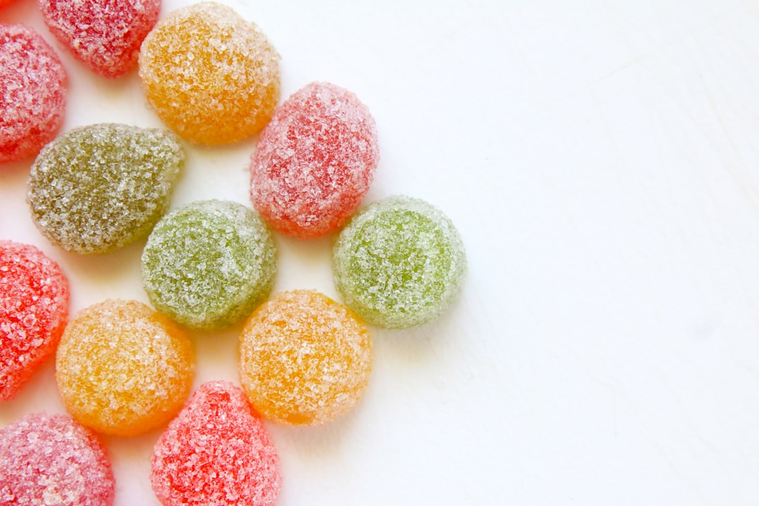 le sucre inverti est un édulcorant naturel obtenu par hydrolyse du saccharose, offrant une douceur supérieure et une meilleure texture dans les recettes. idéal pour les pâtisseries et les confiseries, il retarde la cristallisation et permet de conserver les produits plus longtemps.