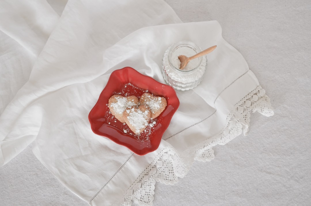le sucre inverti est un édulcorant naturel obtenu par hydrolyse du saccharose, offrant une douceur accrue et des propriétés humectantes. idéal pour la pâtisserie et les confiseries, il améliore la texture et la conservation des aliments. découvrez les avantages du sucre inverti dans vos recettes.