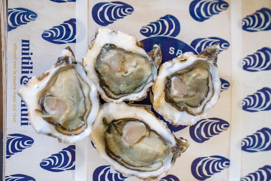découvrez la sauce aux huîtres, un condiment savoureux d'origine asiatique, parfait pour rehausser vos plats de viande, fruits de mer ou légumes. apprenez à l'utiliser dans vos recettes et explorez ses bienfaits en cuisine.