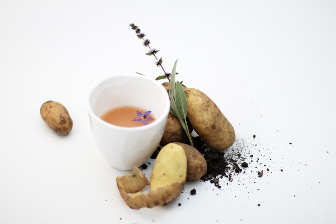 découvrez l'amidon de pomme de terre, un ingrédient polyvalent aux nombreuses applications en cuisine et en pâtisserie. idéal comme épaississant, il apporte une texture légère et fondante à vos plats, tout en étant sans gluten. parfait pour les recettes salées et sucrées, l'amidon de pomme de terre est un allié incontournable pour les gourmets et les cuisiniers en herbe.
