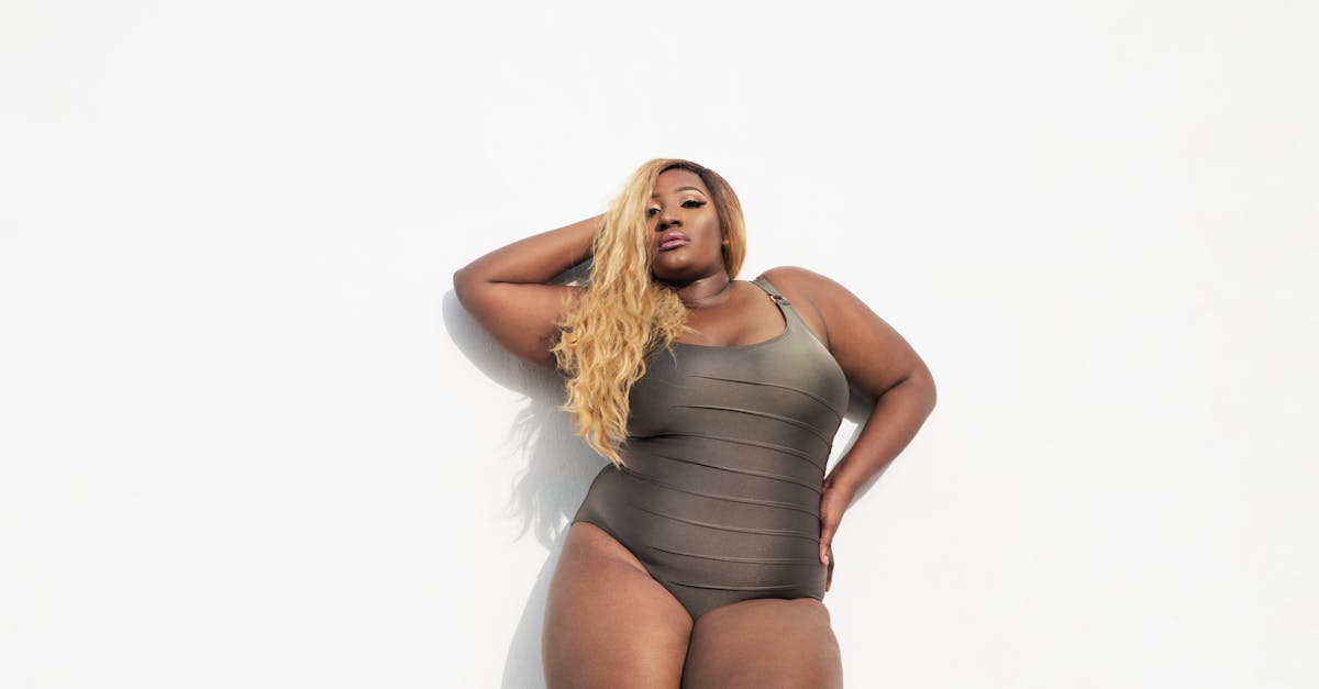 découvrez le mouvement du body positivity qui célèbre la diversité des corps et encourage l'acceptation de soi. apprenez comment promouvoir une image corporelle positive et lutter contre les normes de beauté traditionnelles, tout en favorisant la confiance en soi et le bien-être.