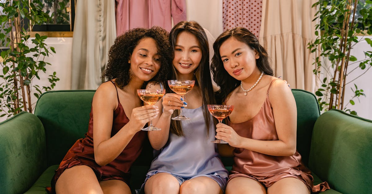 découvrez notre élégante collection de robes de soirée, parfaites pour toutes vos occasions spéciales. styles variés, tissus luxueux et coupes flatteuses pour mettre en valeur votre silhouette. trouvez la robe idéale qui allie sophistication et confort.