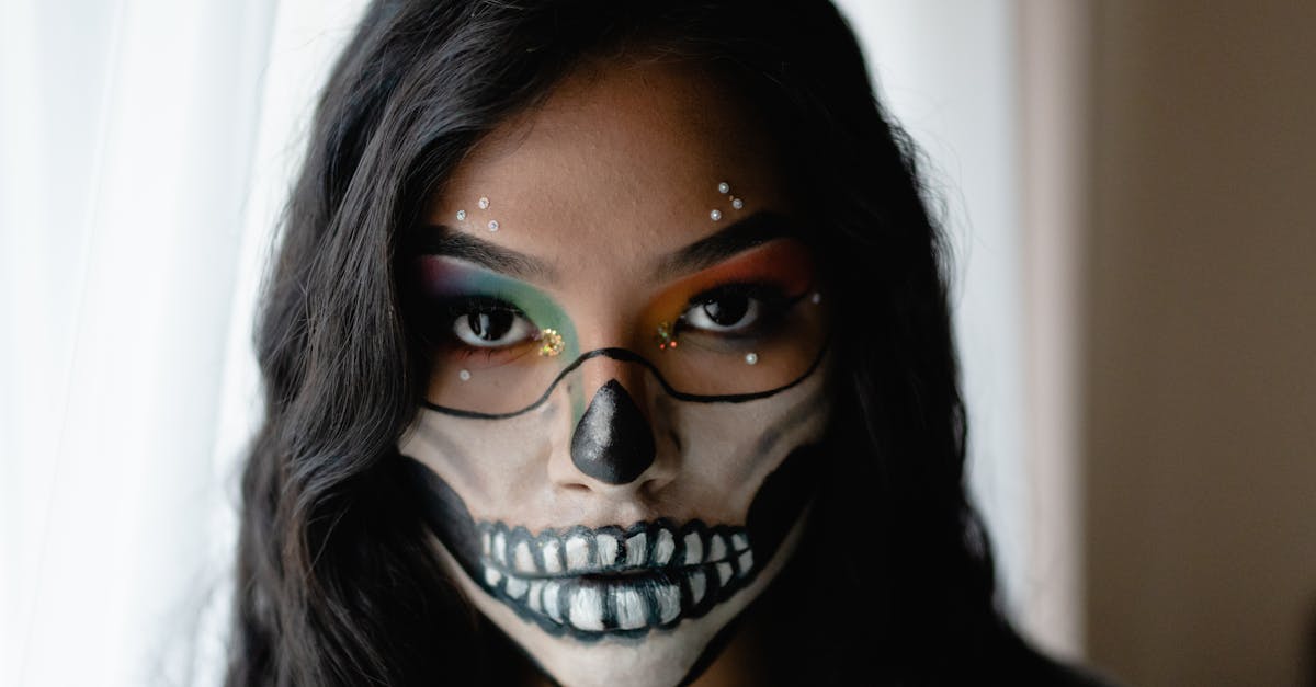 découvrez des idées de maquillages d'halloween créatifs et effrayants pour transformer votre look en une véritable œuvre d'art. que vous cherchiez une inspiration classique ou des créations audacieuses, trouvez tout ce qu'il vous faut pour impressionner lors de vos fêtes d'halloween !
