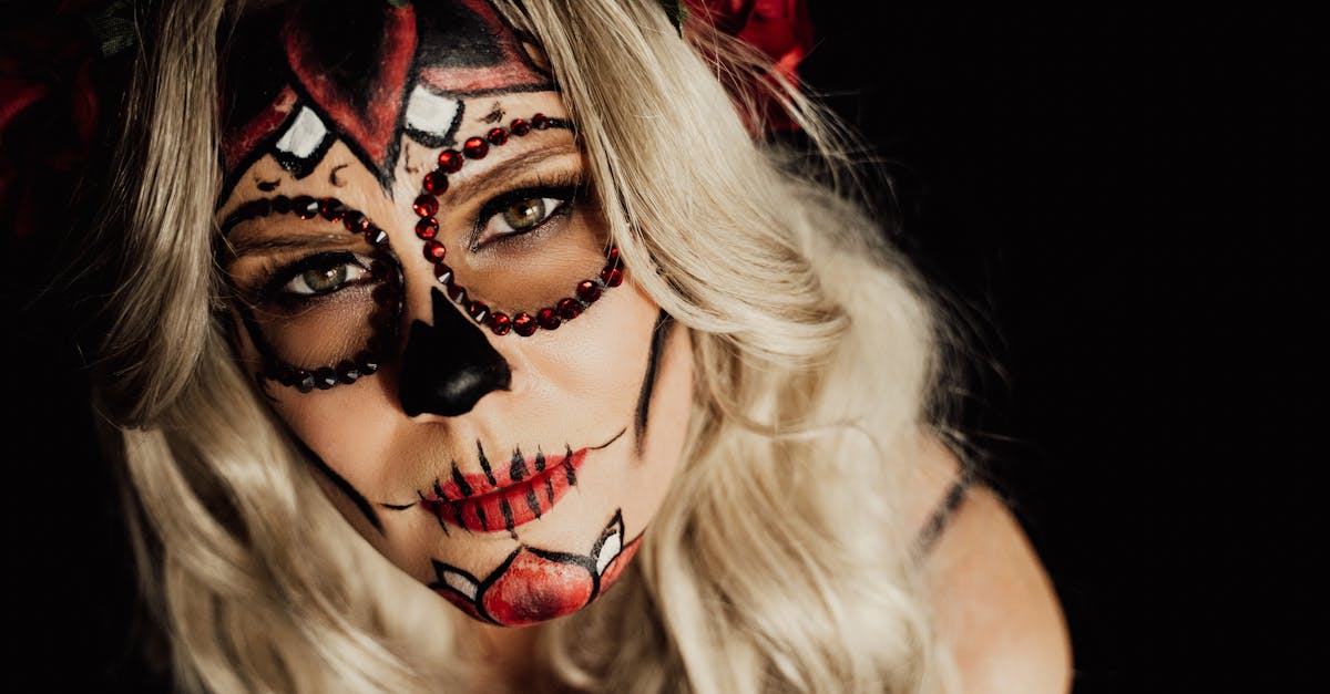 découvrez des idées de maquillage effrayantes et créatives pour halloween ! transformez-vous en personnage mythique ou en créature terrifiante grâce à nos conseils et tutoriels faciles à suivre. faites peur à vos amis avec votre look incroyable cet halloween !