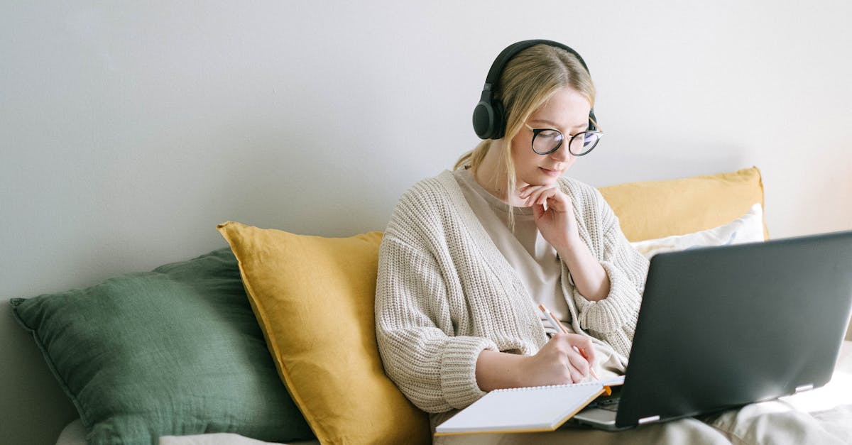découvrez le monde fascinant du journalisme : explorez les rôles, les défis et les responsabilités des journalistes dans la quête de la vérité et de l'information. apprenez comment ces professionnels passionnés racontent des histoires qui façonnent l'opinion publique et stimulent le débat.