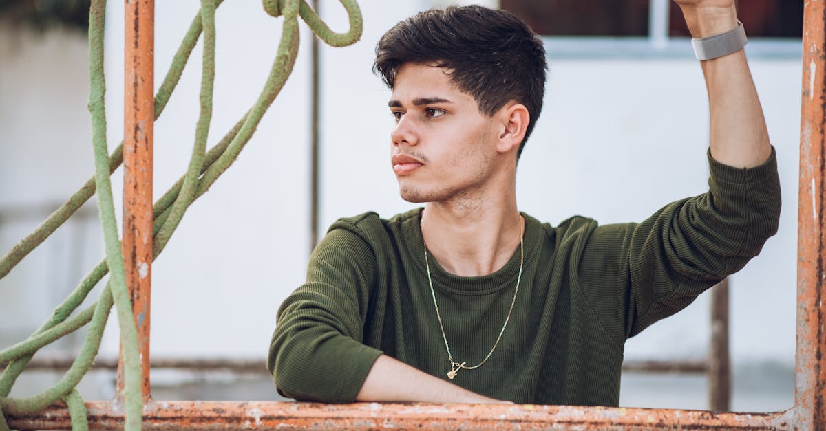 découvrez le coupage de cheveux mi-long avec une technique de couches qui donne du volume et de la texture. ce style moderne s'adapte à toutes les formes de visage et est parfait pour un look chic et élégant au quotidien.