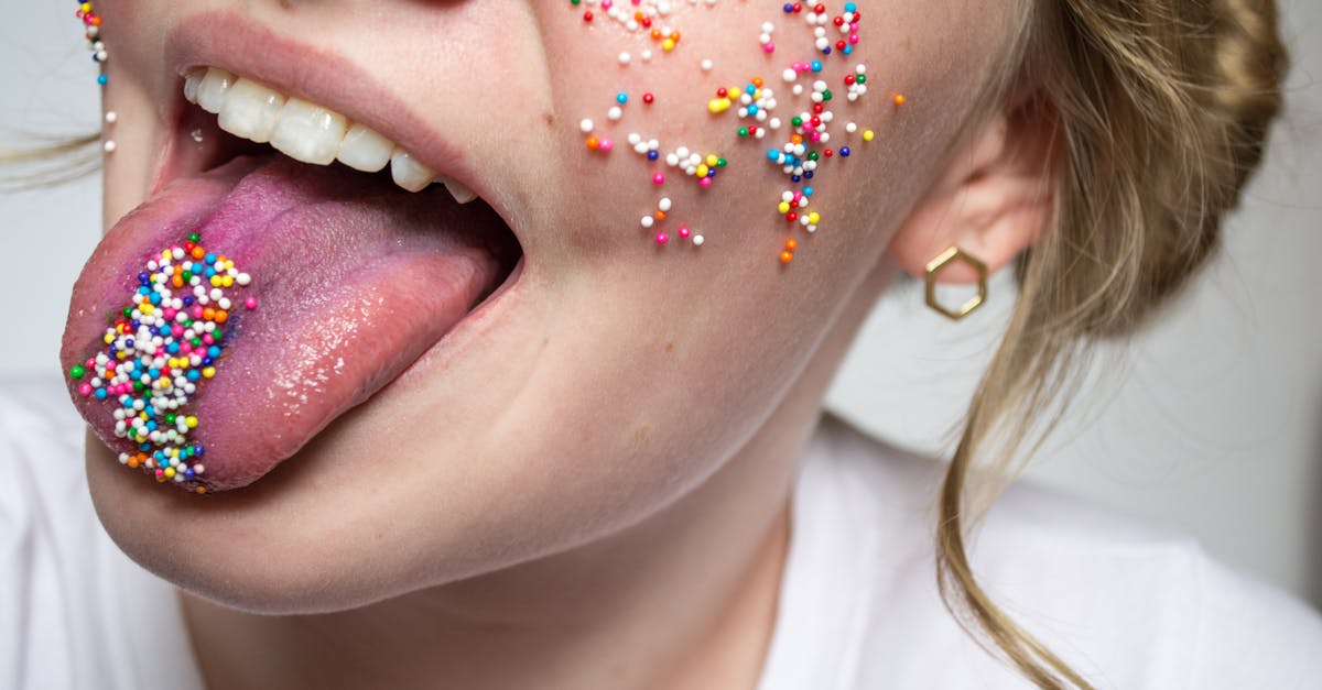 découvrez tout ce qu'il faut savoir sur le piercing de la langue : conseils, soins après le perçage, tendances et styles pour sublimer votre look avec audace.
