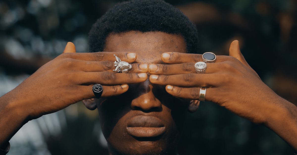 découvrez notre sélection de bijoux tendance pour hommes, alliant style et sophistication. que ce soit des bracelets, des colliers ou des bagues, trouvez l'accessoire parfait pour affirmer votre personnalité et rehausser votre look.