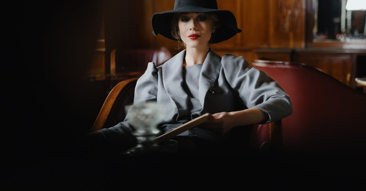 découvrez le mystère et l’élégance de la femme fatale : un symbole de séduction, d’indépendance et de pouvoir qui fascine depuis toujours la littérature, le cinéma et l’art.