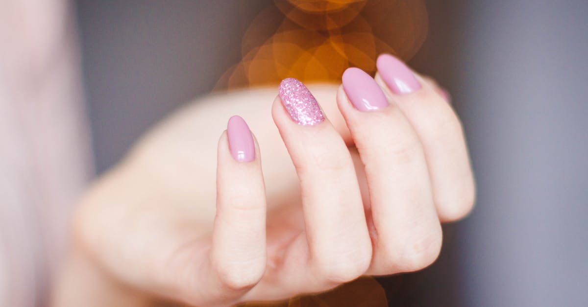 découvrez notre large sélection de vernis à ongles tendance pour sublimer vos mains. profitez de couleurs éclatantes, de finitions variées et d'une tenue longue durée. faites briller vos ongles !