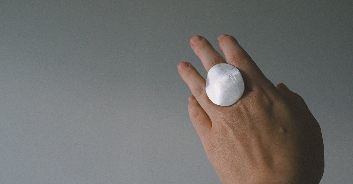 découvrez notre dissolvant pour vernis à ongles, efficace et doux pour vos ongles. éliminez facilement toutes traces de vernis sans dessécher. idéal pour une manucure parfaite à la maison.