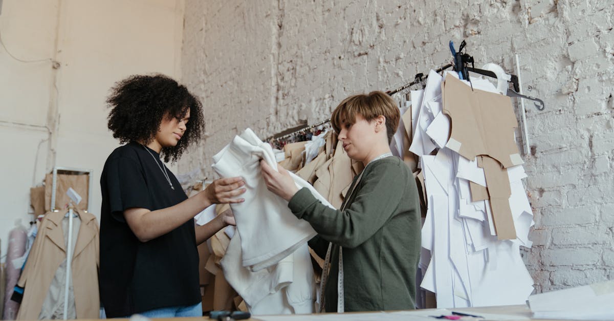 découvrez le tailleur femme parfait : confection sur mesure, tissus de qualité et finitions impeccables pour sublimer chaque silhouette. prenez rendez-vous dès aujourd'hui !