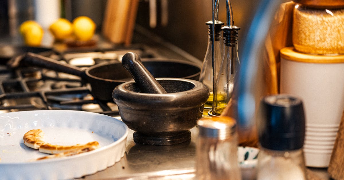 découvrez nos conseils pratiques pour nettoyer efficacement le verre de votre poêle à bois. maintenez la clarté et l'éclat de votre cheminée tout en prolongeant sa durée de vie grâce à des astuces simples et des produits adaptés.