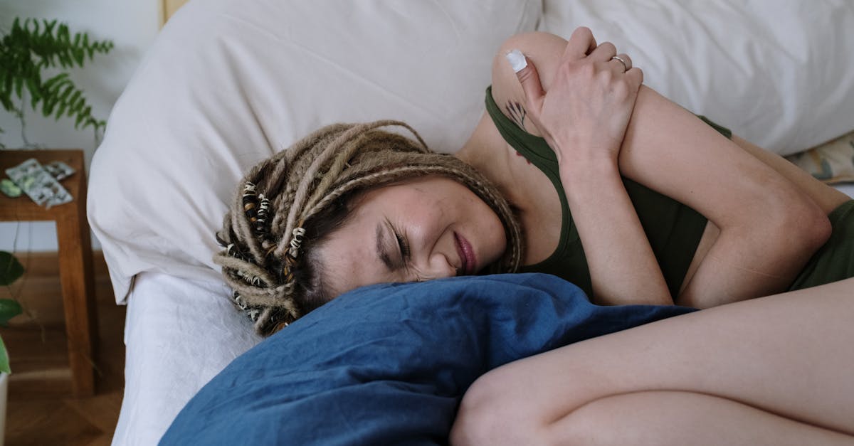 découvrez les causes, symptômes et traitements de la douleur abdominale. apprenez quand consulter un médecin et comment soulager les maux de ventre efficacement.