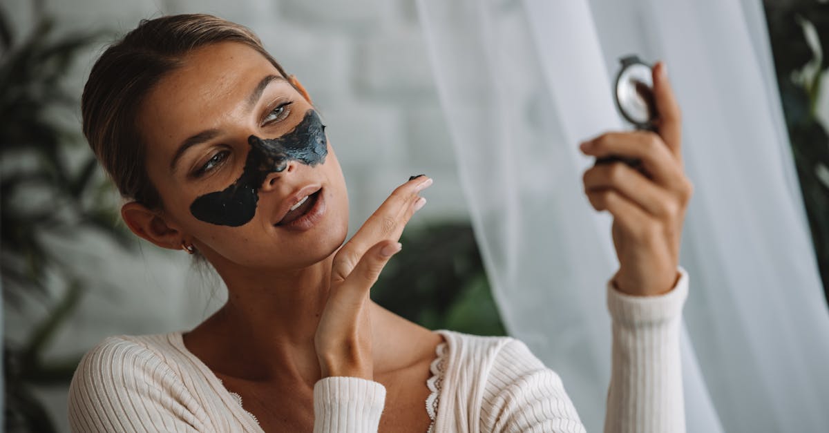 découvrez tout ce qu'il faut savoir sur les points noirs : causes, prévention et solutions efficaces pour une peau plus saine et éclatante.