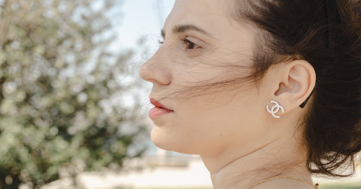 découvrez les causes des cheveux cassants, les symptômes et des conseils efficaces pour renforcer vos cheveux fragilisés et retrouver une chevelure saine.