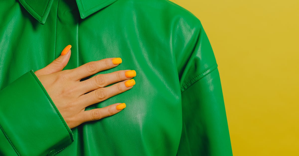 découvrez tout ce qu'il faut savoir sur les colliers : tendances, styles, matériaux et conseils pour bien choisir l'accessoire parfait qui sublimera votre tenue.
