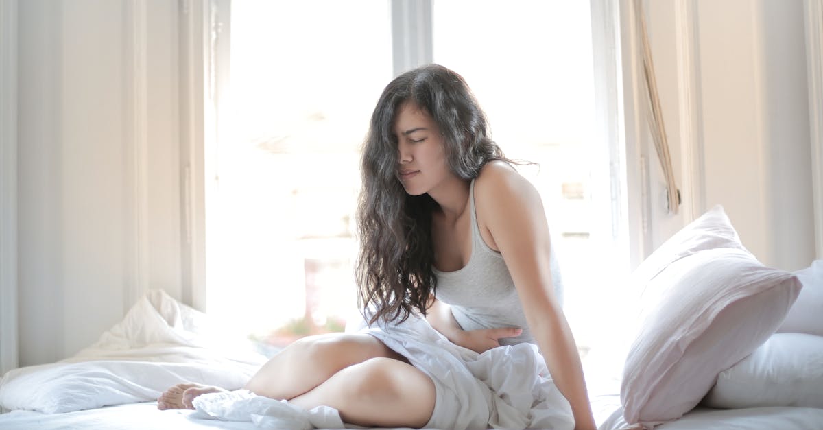 découvrez les causes possibles de la douleur au niveau du nombril (navel pain), les symptômes associés et les conseils pour savoir quand consulter un professionnel de santé.