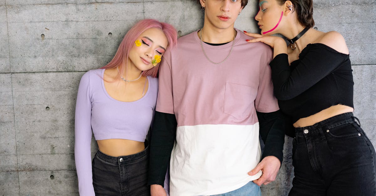 découvrez notre collection de jeans noirs pour un style moderne et élégant. confortables et polyvalents, nos jeans noirs s’adaptent à toutes les occasions et à toutes les morphologies. trouvez la coupe parfaite dès maintenant.