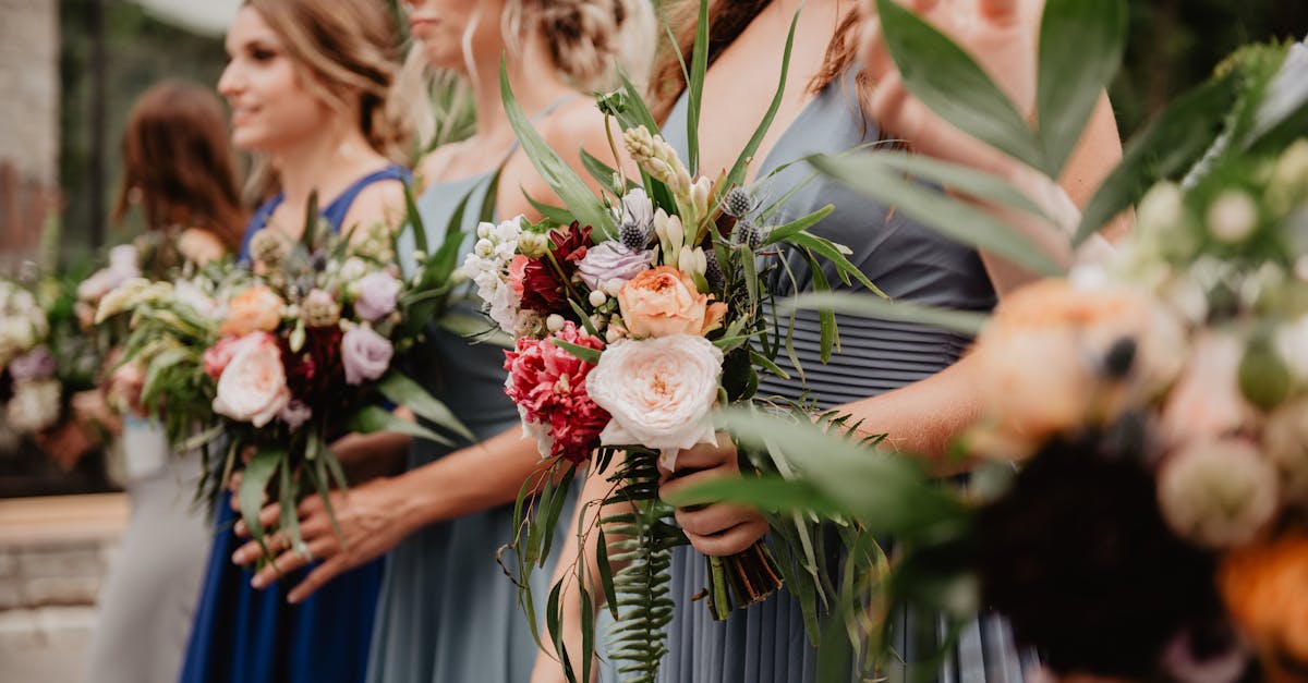 découvrez tout sur les bridesmaids : leurs rôles, tenues et astuces pour accompagner la mariée et rendre le mariage inoubliable. conseils, inspirations et tendances pour un cortège parfait !