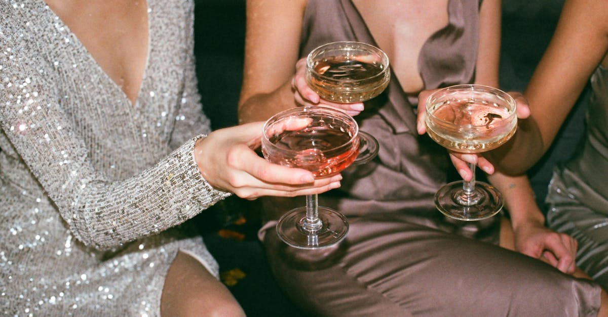 découvrez notre collection de robes de soirée élégantes pour toutes vos occasions spéciales. styles variés, tissus raffinés et coupes tendances pour sublimer votre silhouette lors de vos soirées uniques.