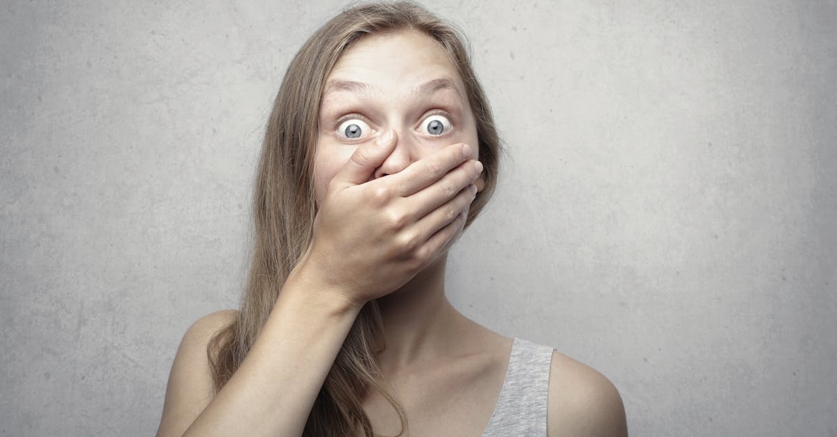 découvrez les causes, symptômes et traitements des aphtes et ulcérations buccales. informez-vous sur la façon de soulager rapidement les douleurs et d'éviter les récidives des lésions dans la bouche.