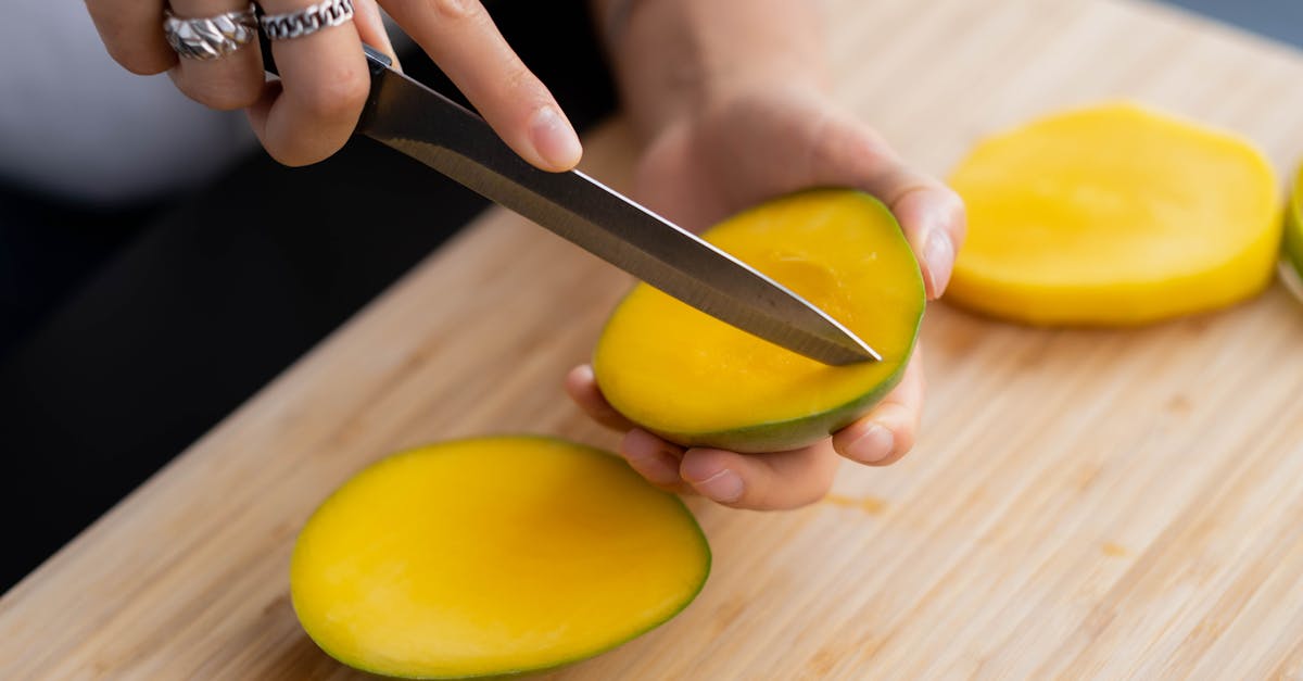 découvrez le goût exotique de la mangue mûre : un fruit sucré, juteux et riche en vitamines, parfait pour vos desserts, smoothies ou simplement à savourer frais.