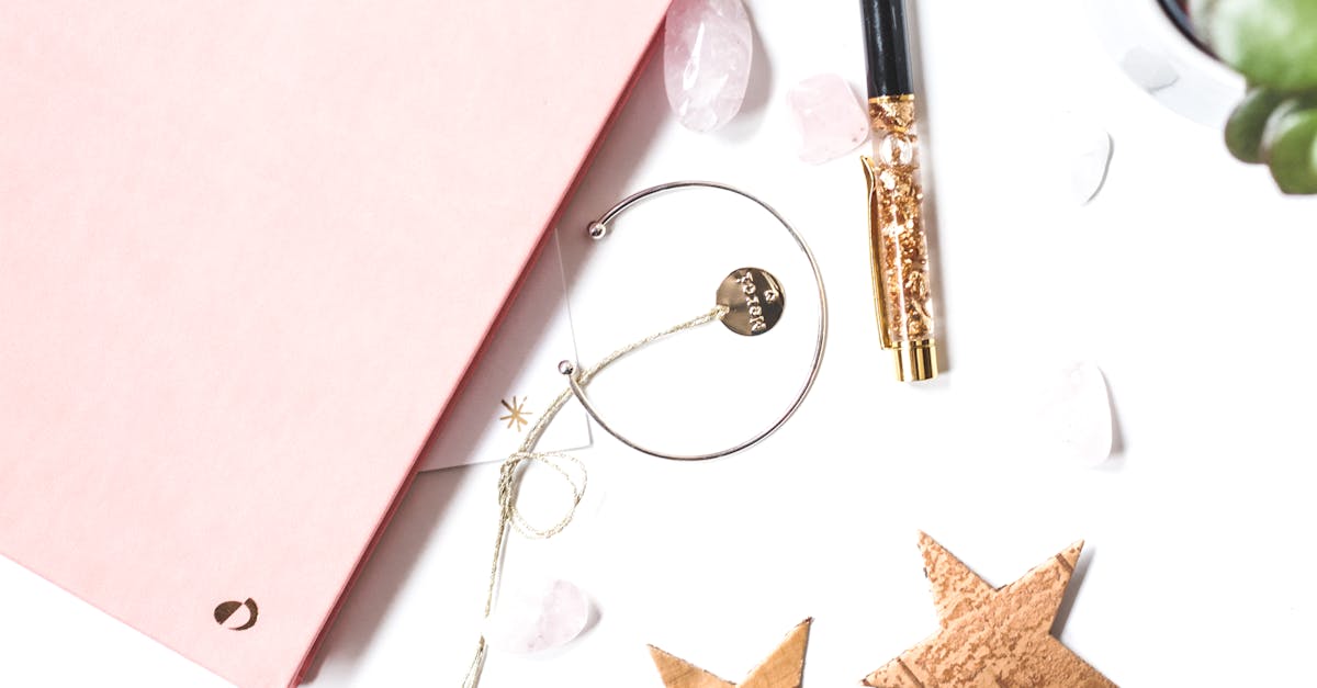 découvrez l'élégance intemporelle du rose gold : une teinte raffinée et tendance qui sublime vos bijoux, montres et accessoires avec une touche de modernité et de sophistication.