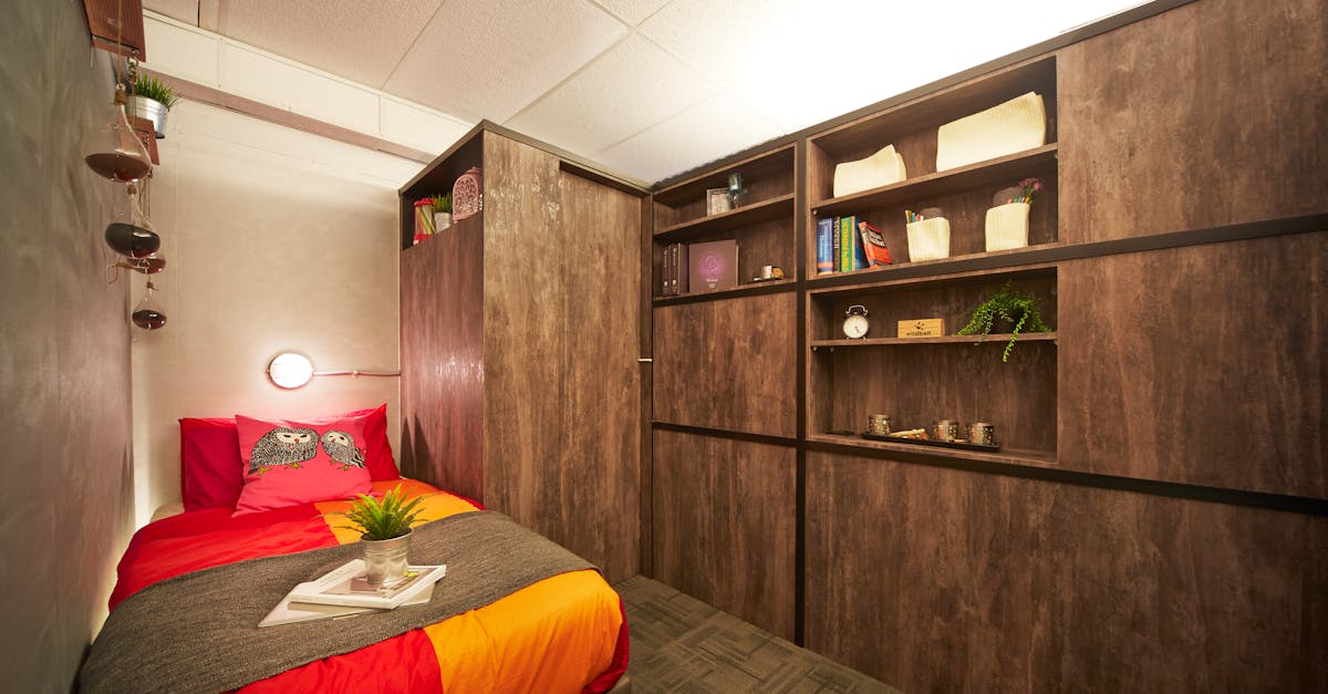 découvrez des idées inspirantes et des astuces pratiques pour aménager et décorer une petite chambre. optimisez l’espace et créez une atmosphère cosy grâce à nos conseils de design pour petits espaces.