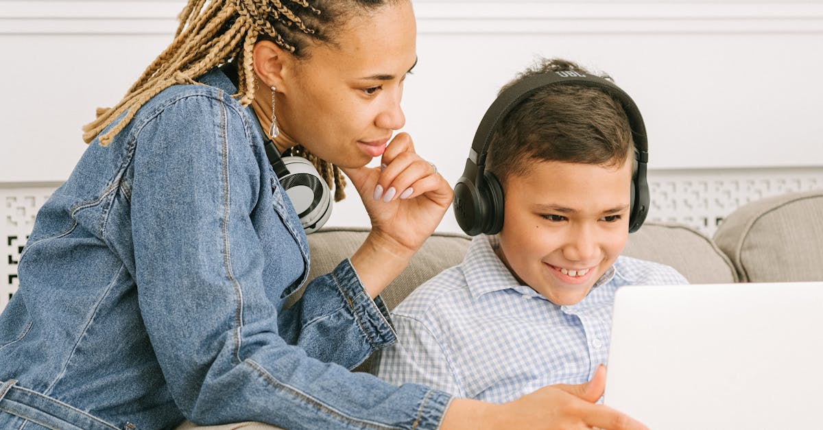 découvrez des idées et inspirations pour la décoration de chambre bébé garçon : thèmes tendance, couleurs douces, meubles pratiques et accessoires mignons pour créer un espace accueillant et confortable.