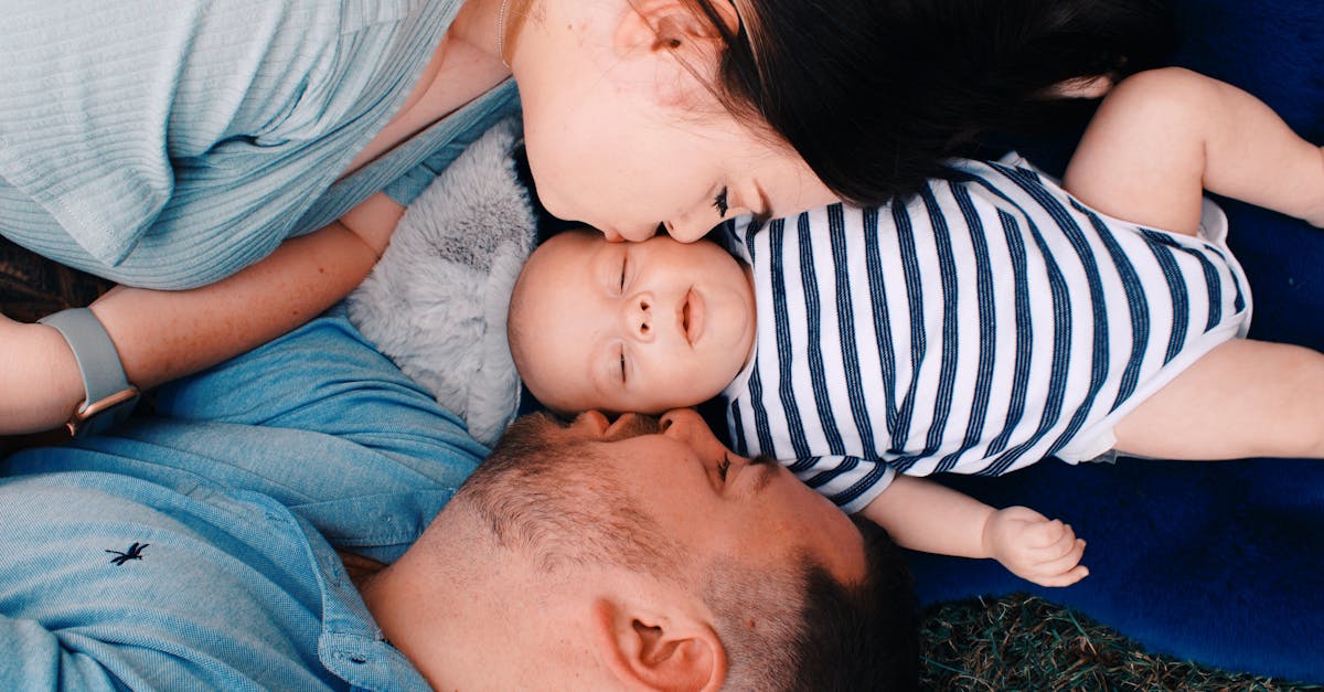 découvrez les étapes clés du développement de bébé lorsqu'il commence à se retourner, avec nos conseils pour encourager ce nouveau mouvement important.