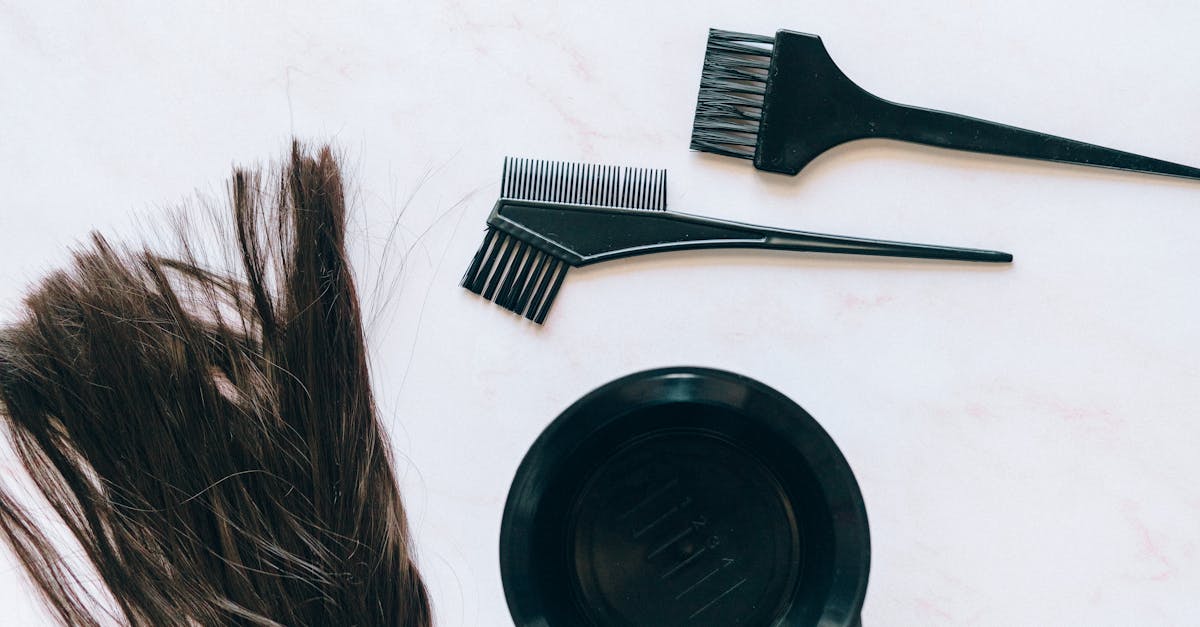 découvrez les précautions et conseils essentiels pour la coloration des cheveux pendant la grossesse, afin d'assurer la sécurité de la future maman et du bébé.