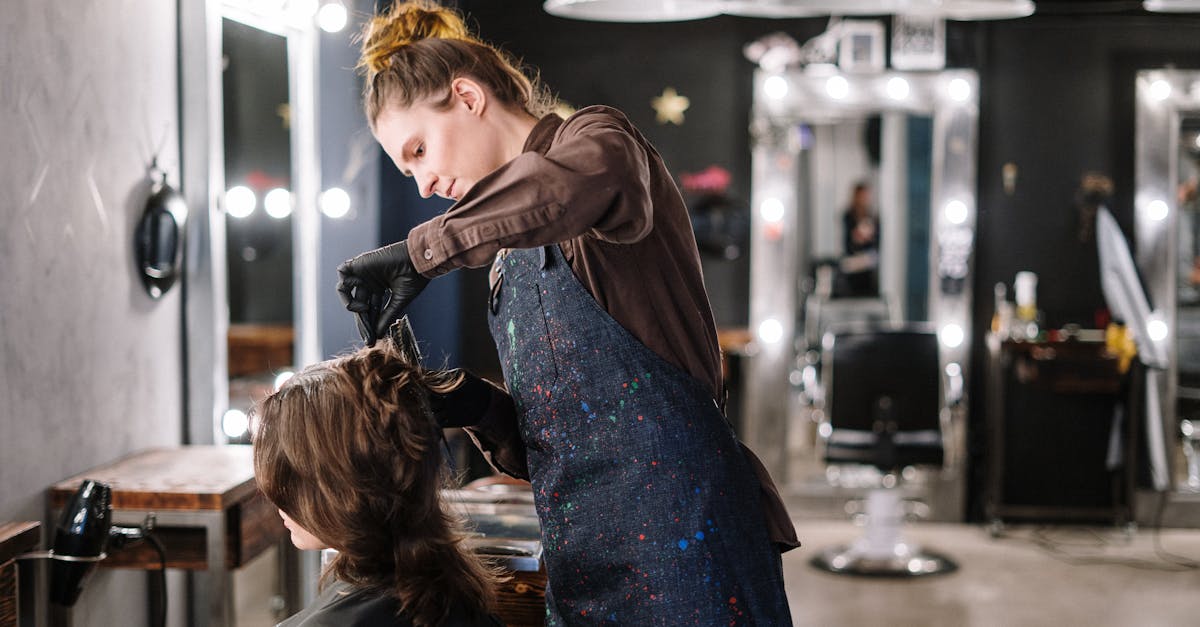 découvrez les conseils essentiels sur la coloration des cheveux pendant la grossesse, pour préserver votre santé et celle de votre bébé tout en gardant une belle chevelure.