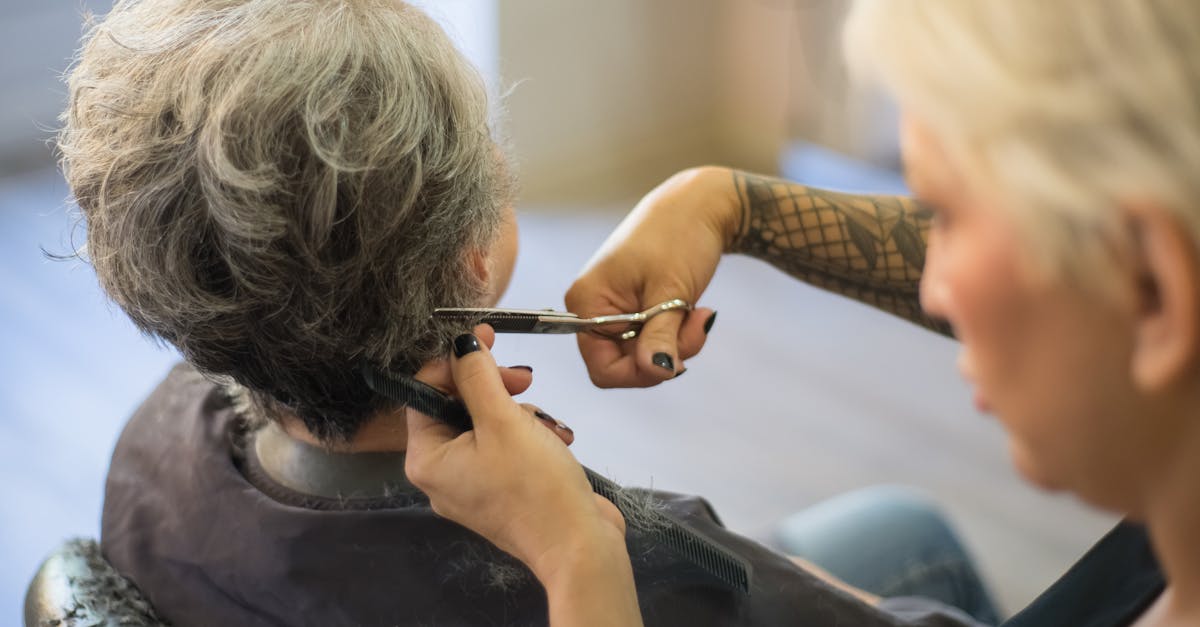 découvrez les conseils et précautions pour la coloration des cheveux pendant la grossesse afin d'assurer la sécurité de la maman et du bébé.