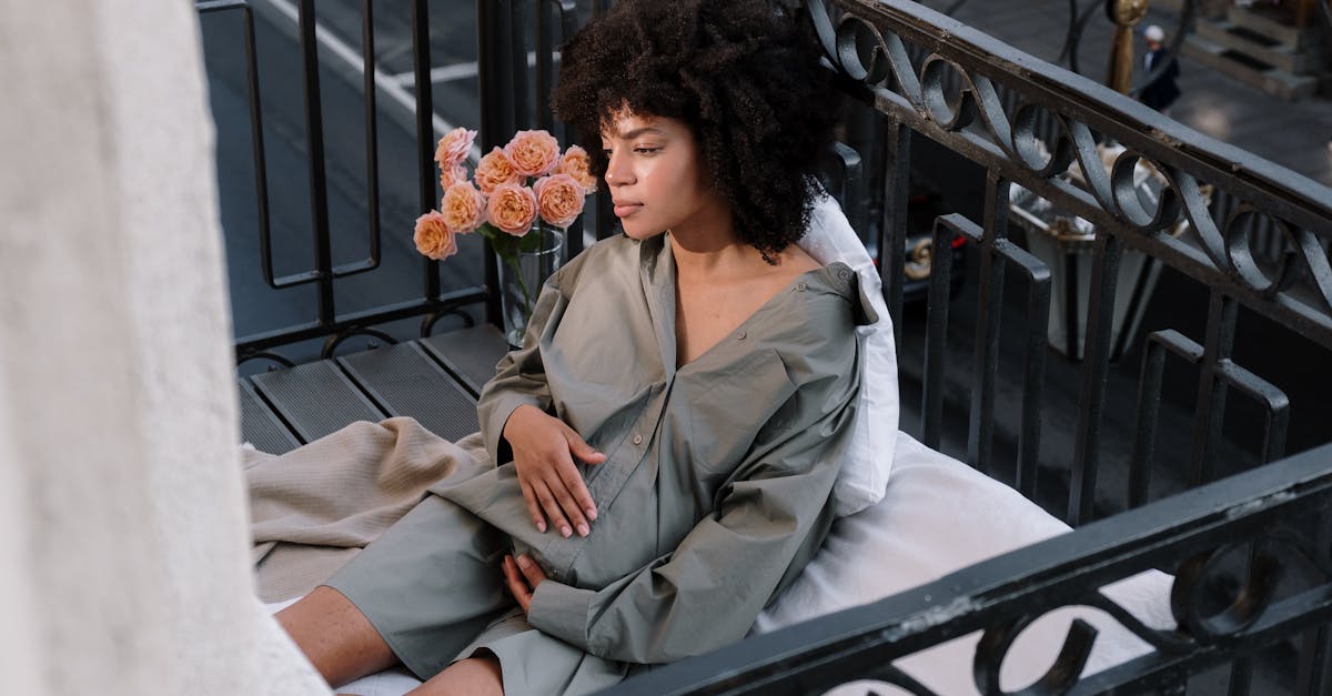 découvrez les conseils et précautions essentiels pour la coloration des cheveux pendant la grossesse, afin d'assurer la sécurité de maman et bébé tout en gardant des cheveux éclatants.