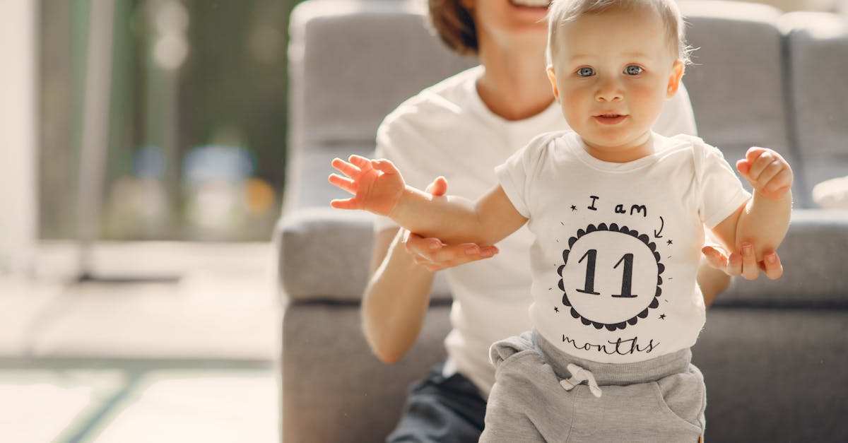 découvrez le développement typique d'un bébé d'un mois : étapes clés, capacités motrices et sensorielles, et conseils pour encourager sa croissance.