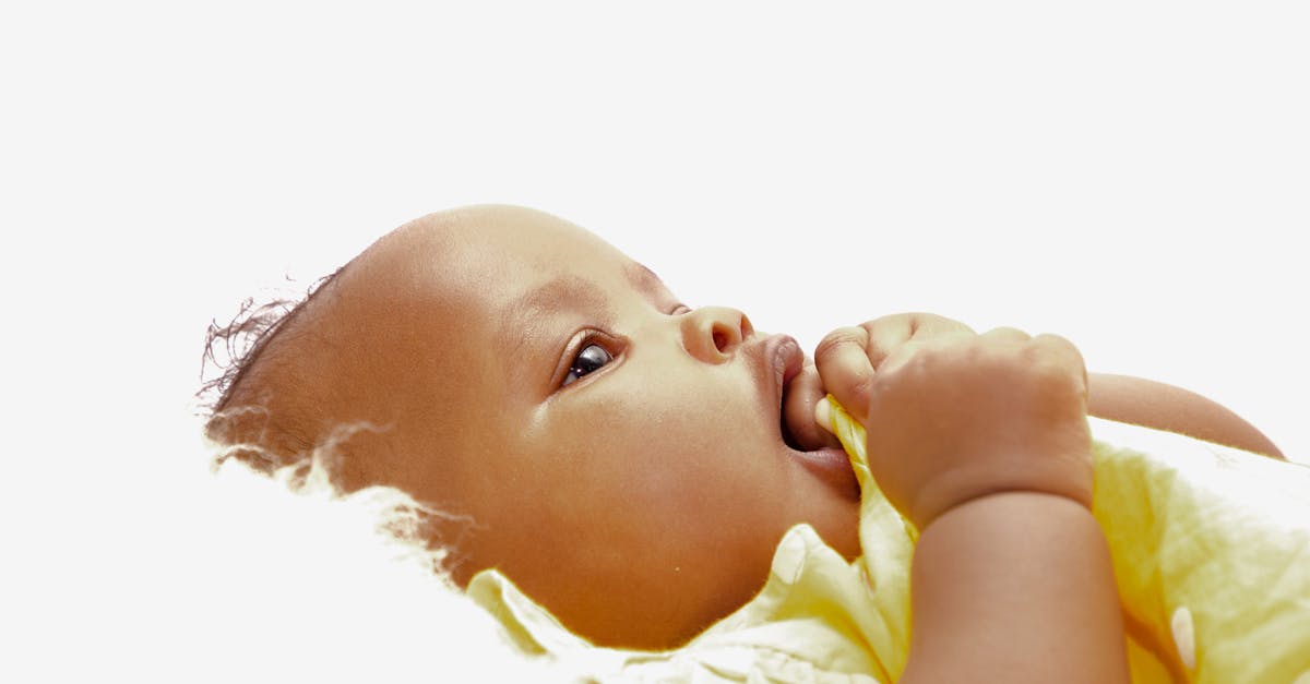 découvrez les étapes clés du développement de votre bébé d'un mois : croissance, réflexes, sommeil et conseils pour accompagner ses premières semaines.