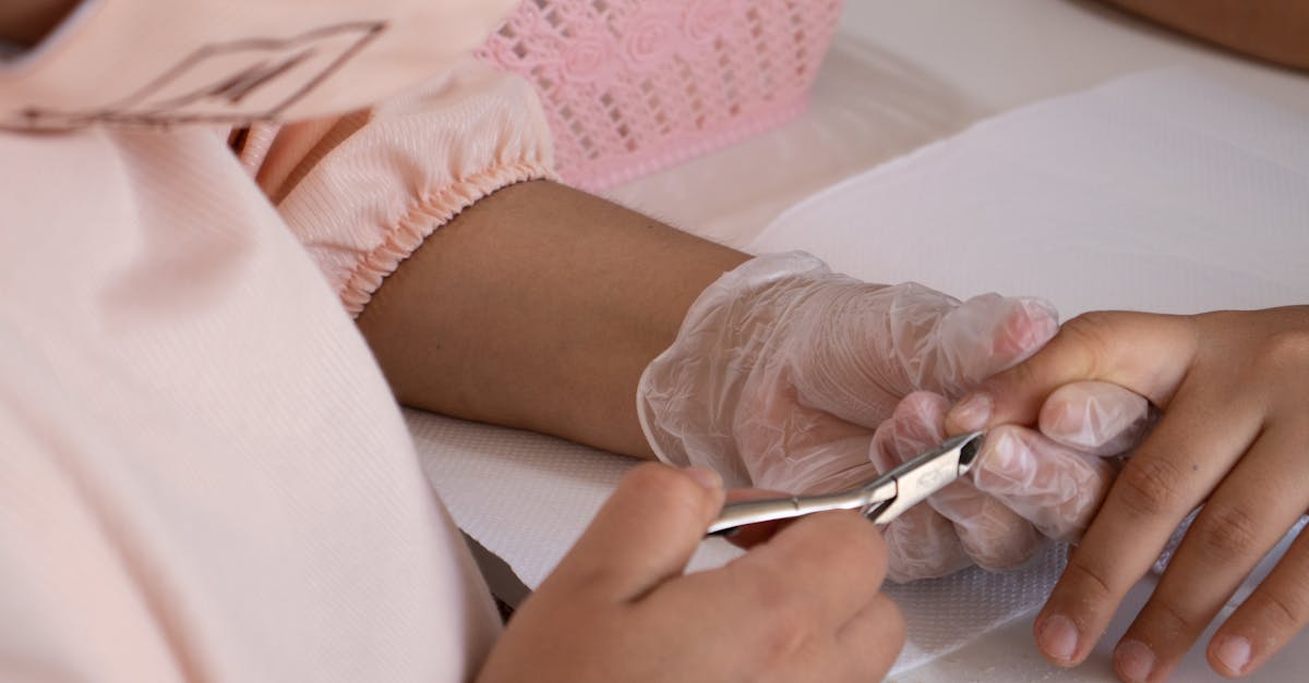 découvrez des alternatives efficaces au dissolvant pour vernis à ongles, naturelles et sans produits chimiques, pour prendre soin de vos ongles en douceur.