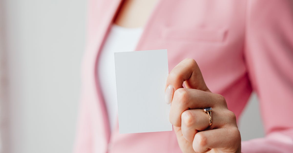 découvrez des alternatives efficaces au dissolvant pour vernis à ongles, naturelles et sans produits chimiques, pour prendre soin de vos ongles en douceur.